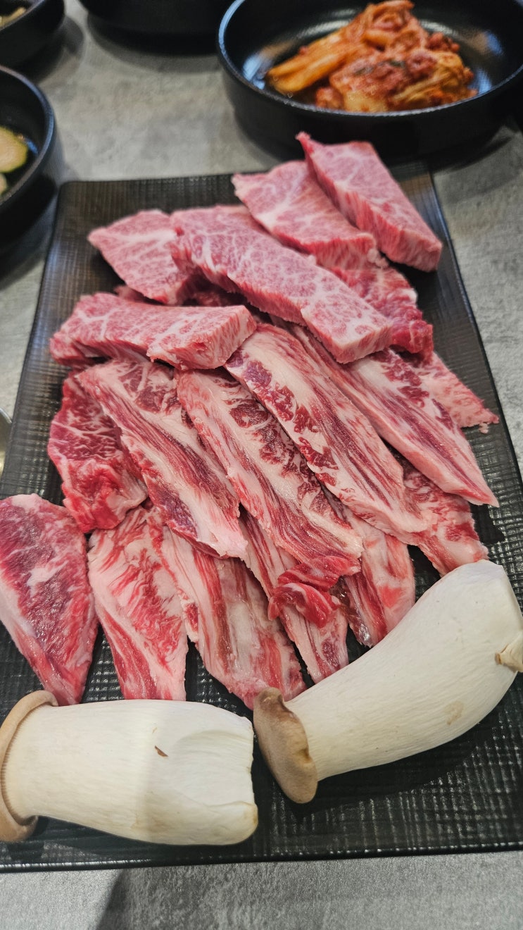  [춘천 맛집] 퇴계동 고깃집의 기준을 세우다, 광활한 주차장과 사장이 직접 써는 생고기의 압도적인 존재감 ‘태가’