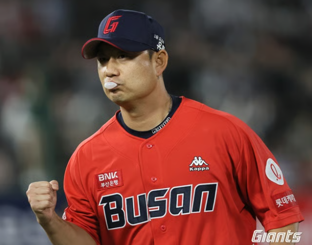 '프로 21년 차 베테랑' 2026년 시즌을 앞두고 <b>롯데</b>와 1년 3억에 다시 계....