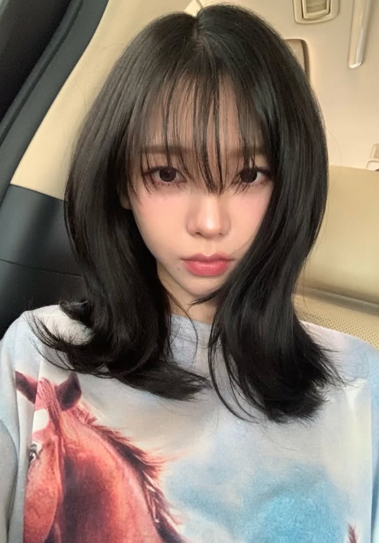  AI 미모 제대로 뿜뿐한 카리나 적토마 티셔츠 인기 라는데?