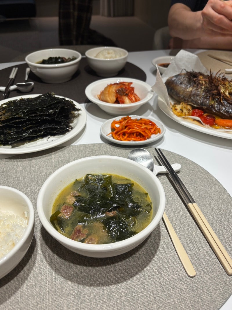 [화할민 요리일기] 생애 첫 시아버지 미역국 끓여보기 (사골팩, 참치액젓, 결국 다시다)