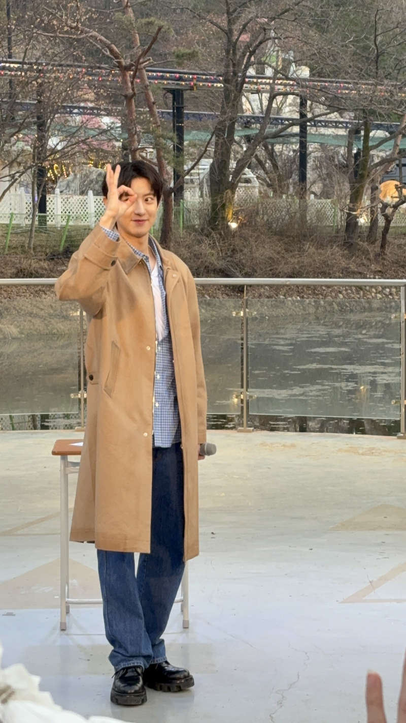 I Visited a Fan Cafe: EXO Chanyeol's Real-Life Appearance Review