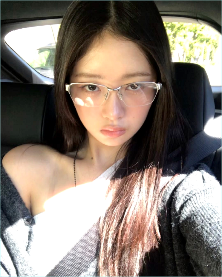  "안경 하나로 관상 변경?" 카리나부터 강민경까지, 얼굴형별 포엣코어 완성법