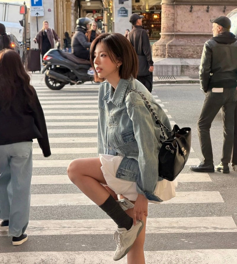 No Wonder She Was Rumored to Be Dating G-Dragon... Solji Kim Go-eun's Paris Travel Look (Denim Jacket, Backpack, Dress, Fila Sneakers)