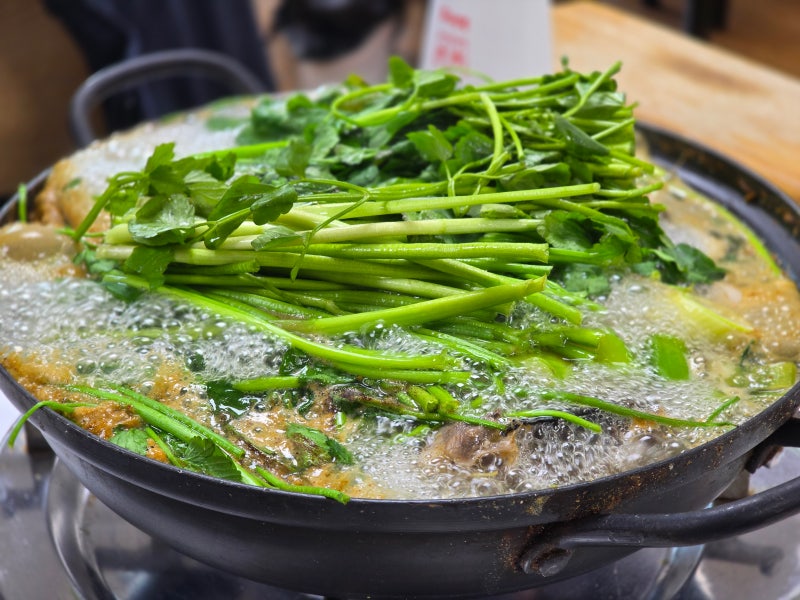 감자네 맛집 탐방 | 아버지와의 따뜻한 동행, 부안 '계화섬마을식당' 시원한 복탕 지리 후기