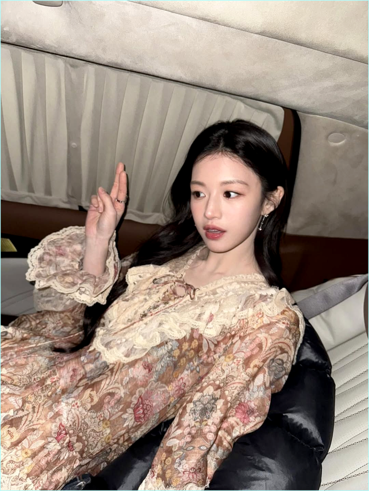  "요즘 누가 미니멀 입어요?" 고윤정, 카리나가 픽한 2026 모던 로맨티시즘 룩