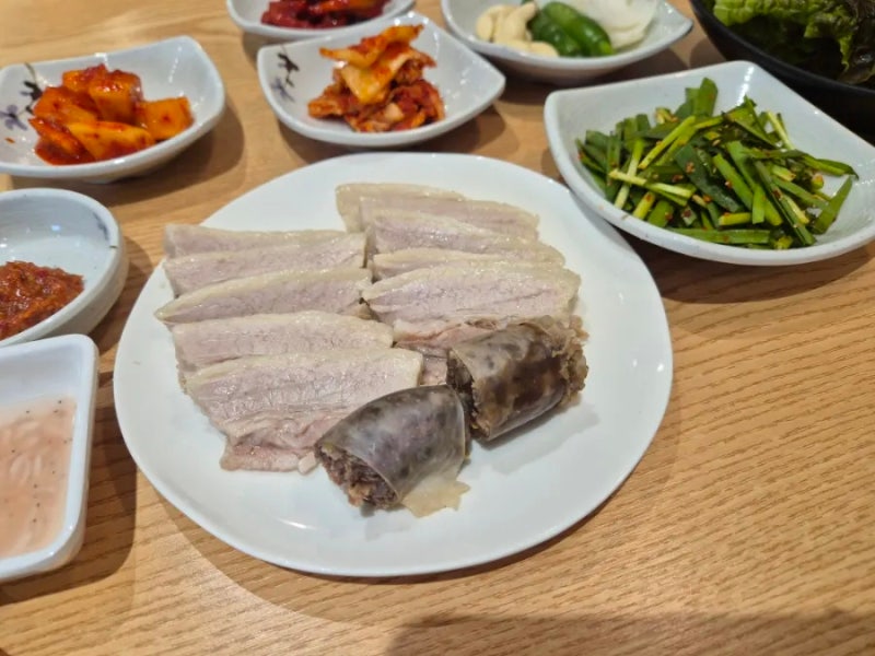 [부산 연산동] 이마트연제점 수육백반 맛집 !유정돼지국밥