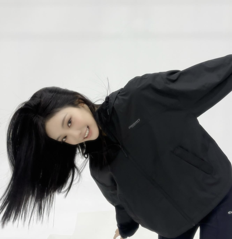  [셀럽 패션] 닝닝 인스타 패션! 디스커버리 크롭 자켓 코디