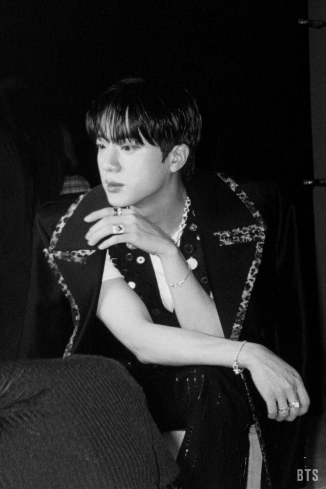 BTS 진, 키 축소 보정 의혹…크레딧 제외 이어 또 논란, 왜 반복될까?