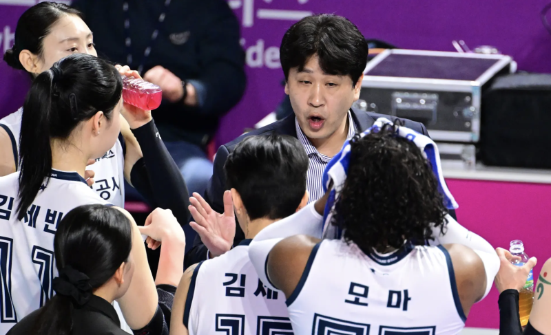 "정규리그 1위인데 경질?" 도로공사 김종민 감독 충격 결별... 챔프전 코앞에 두고 무슨 일이? ....