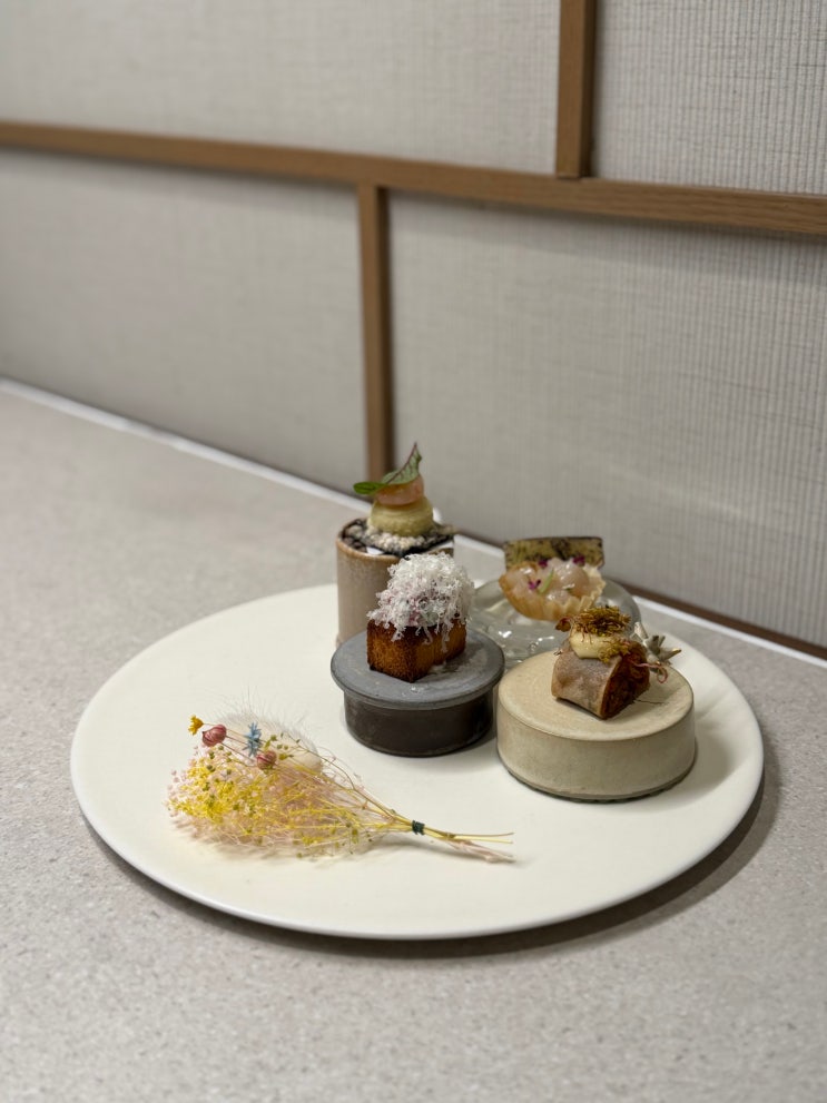  강남역 한정식 맛집 | 동화고옥 The ROOM 프라이빗한 룸식당 상견례 하기 좋은곳