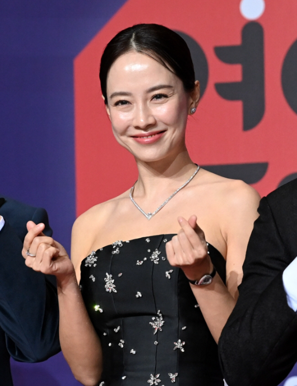 Song Ji-hyo Breaks Silence on 'Screen Controversy,' Announces Hiatus to 'Prepare for New Challenges'