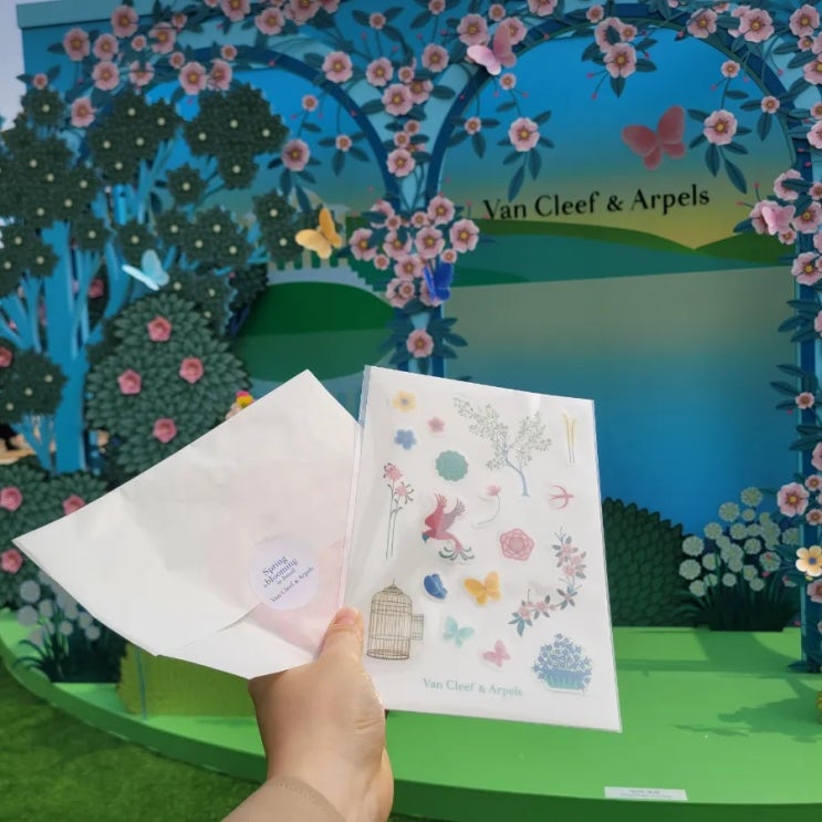  잠실팝업: [2026 Spring is Blooming 반클리프 아펠] 후기 / 타투 스티커, 씨앗 카드, 팝콘or음료 줘요! 안에 미니 향수도 줍니다!