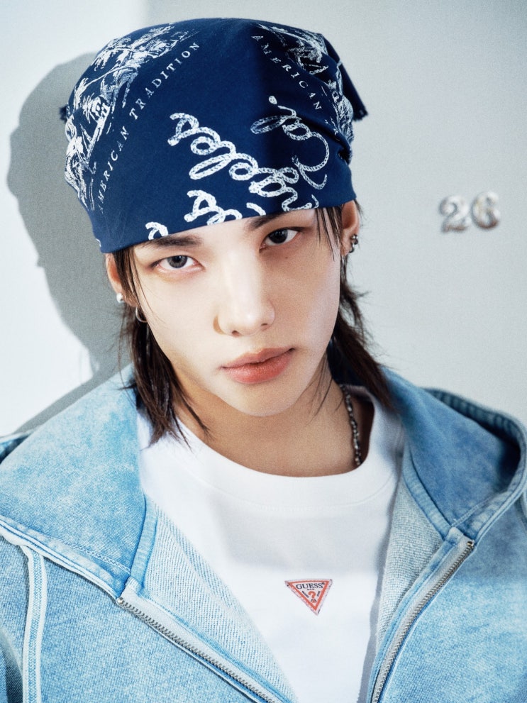  '게스(GUESS) x 스트레이 키즈(Stray Kids) 현진' 캠페인 공개