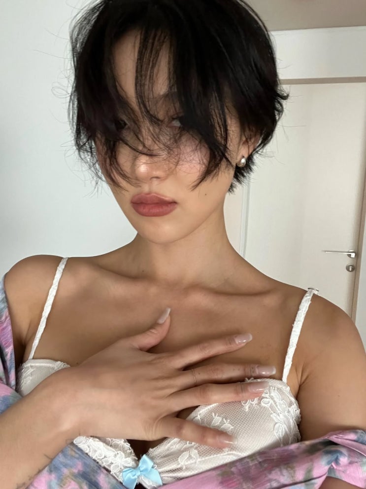  화사, 꽃무늬 원피스로 뽐낸 파격적인 란제리 룩의 정수