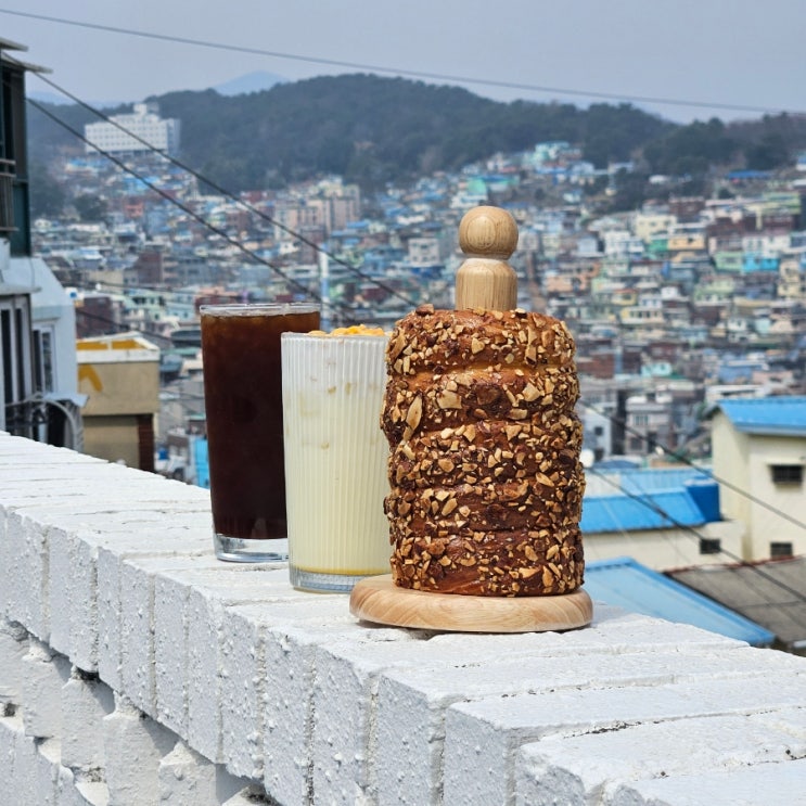  부산범일동카페 추천 산복도로뷰 대박 뜨르들로 굴뚝빵 맛집 카페편안