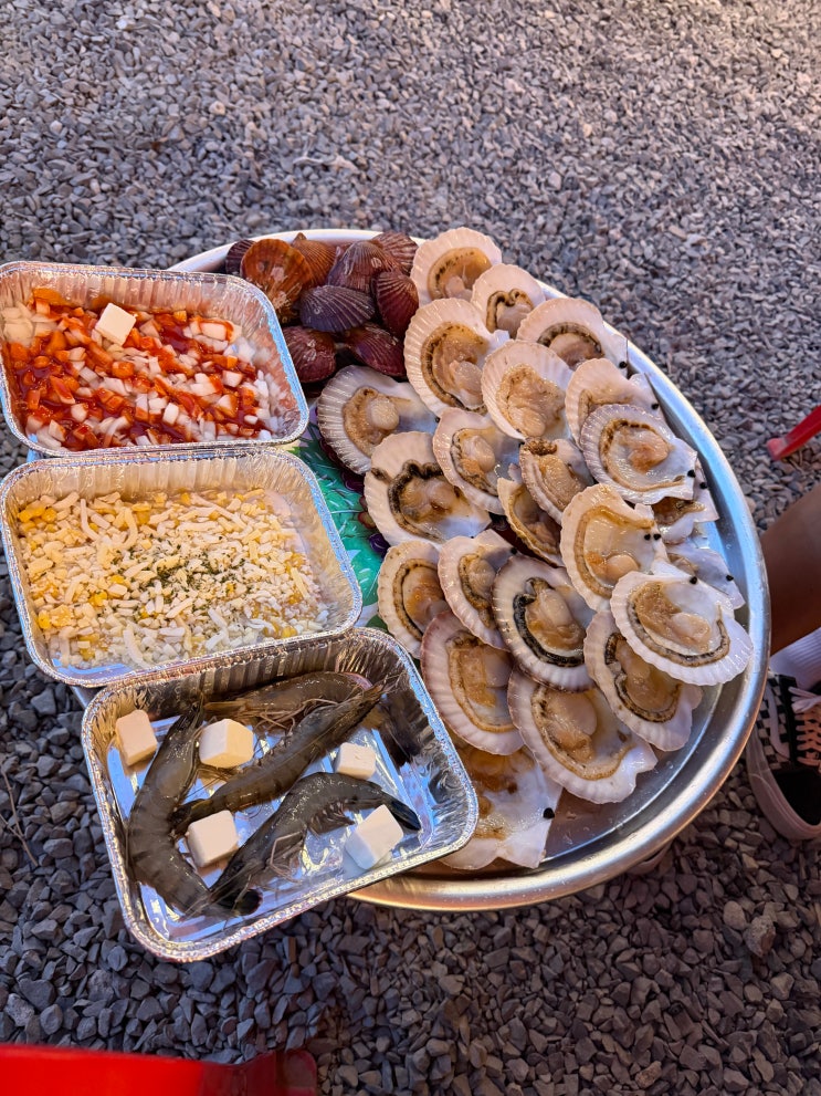  [울산 맛집] 정비소 마당에서 90년대 댄스곡과 함께?  야외 노포 감성 & 이색 조개 샌드위치 '조개맨션'