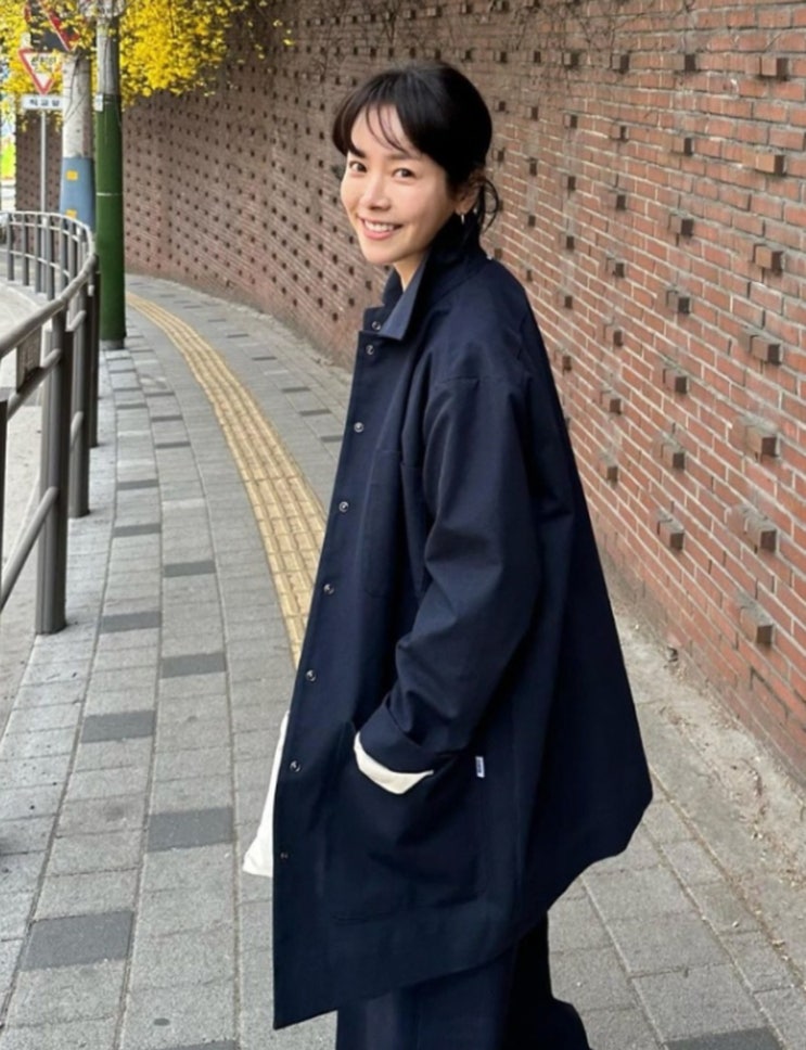  한지민 봄코디 네이비 오버핏 자켓으로 완성한 미니멀 산책룩 후기