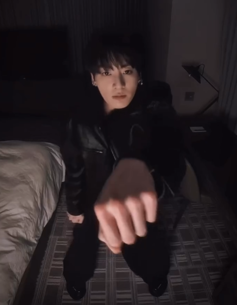 정국 프로필 나이 학력 사건사고, 숙소에서 칼각과 그루브 1000만뷰