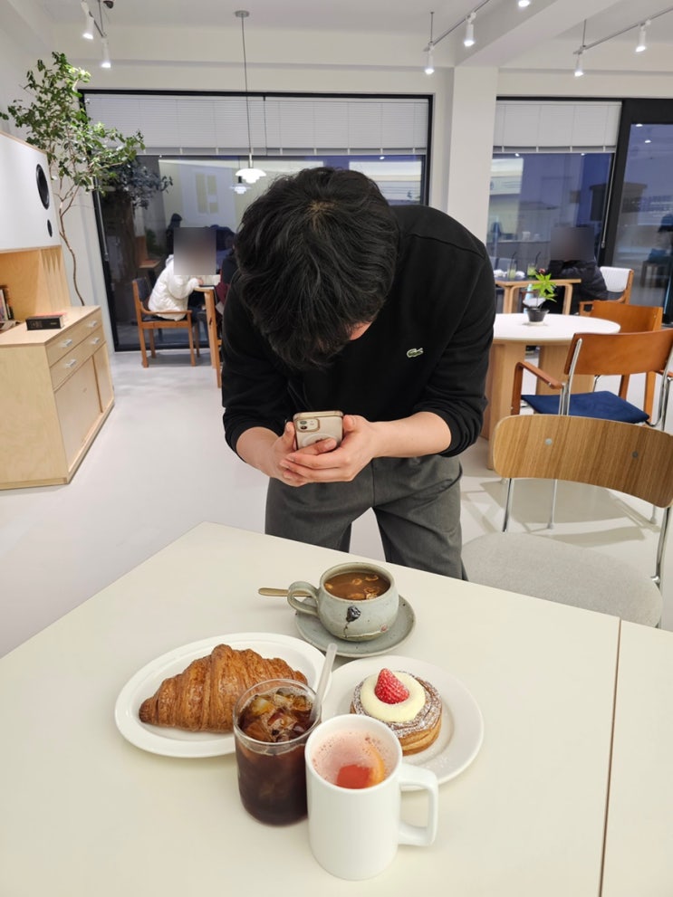  군산 체로키커피하우스 나운동신상카페 군산핸드드립 디저트맛집 크림파이 크로와상 화이트톤 우드톤 어우러진 군산2층카페 대추차 자몽차 맛집