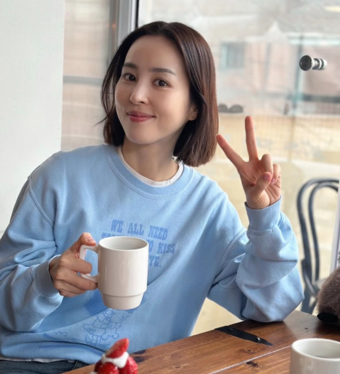 러브 리포트: 배우 한혜진, 9년 열애 종지부 후 8살 연하 기성용과 운명적 만남!