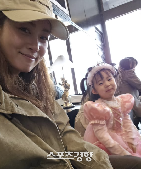 강소라 "벽에 푹 쓰러졌다"…붕어빵 두 딸 공개, 8세 연상 한의사 남편과의 육아 근황