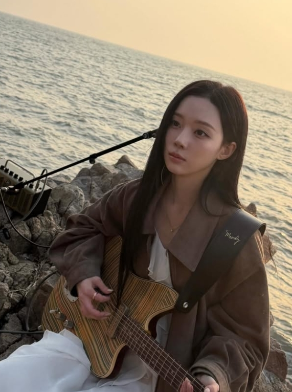 aespa's Winter: Legendary Visuals at the Beach, a Goddess Playing Guitar with Unforgettable Beauty