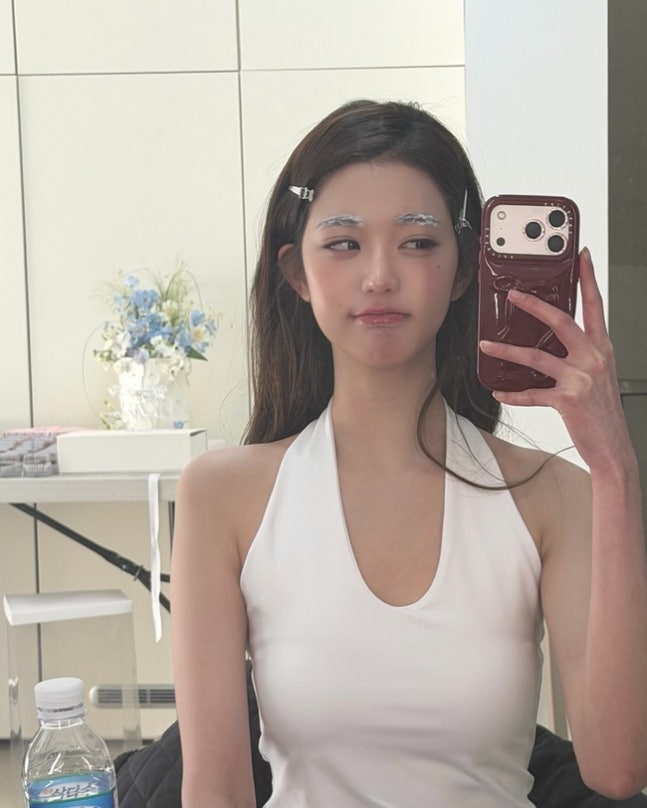  “장원영 또 레전드 찍었다…” 화보 촬영 중 ‘귀여움+완벽 비율’ 다 터진 이유 (눈썹 문신 비하인드까지)