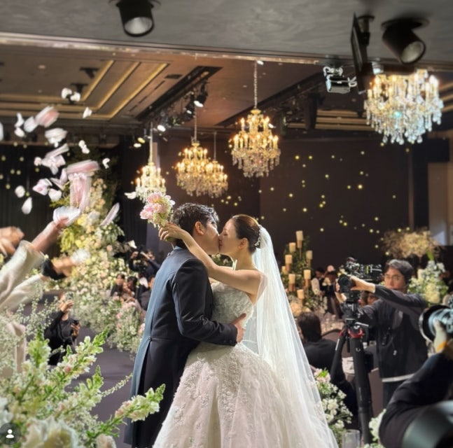 이민우♥이아미 결혼식, 두 딸과 행복한 키스…신화 멤버 총출동 비하인드
