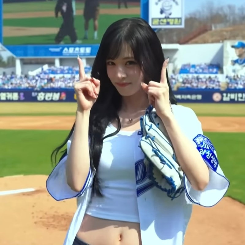 "시구인데 시선 다 뺏겼다" KBO 개막전, 프로미스나인 이채영의 선명한 11자 복근