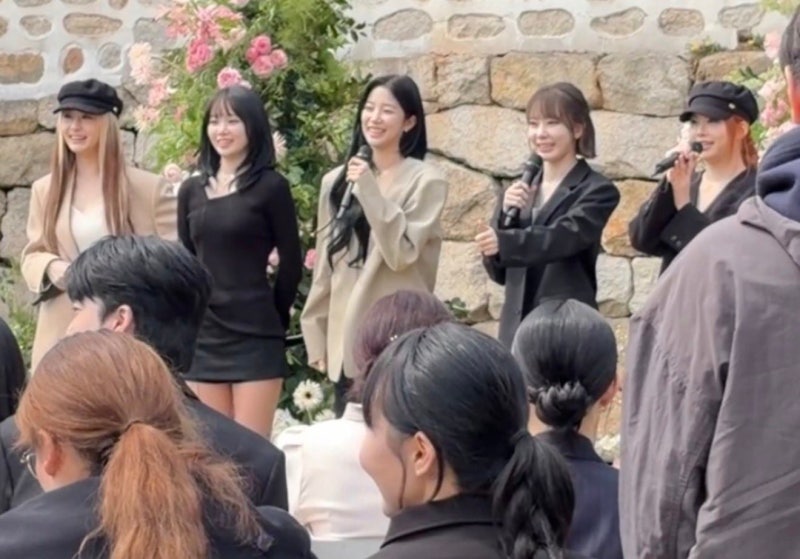 マネージャーの結婚式で祝歌を歌ったLE SSERAFIMのカムバックヘアスタイル（髪色）