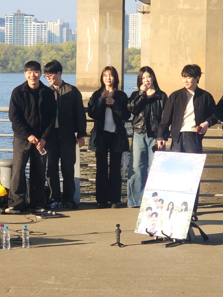아샤트리 유니즌 서울 한강 버스킹 공연 보고왔어요 선물도 받고 싸인도 받고 사진까지 콘서트 신곡 정보 아이돌은 있다는 응원봉도 구매했어요!