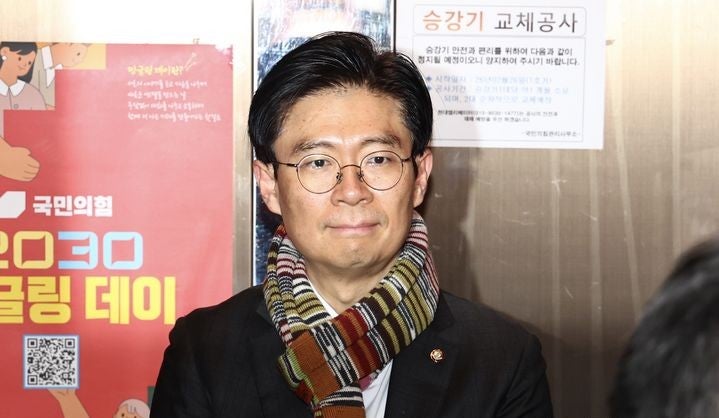 "깨끗한 척 하더니..." 조정훈 '공천 헌금·책 강매' 의혹 일파만파, 與 "정치자금법 위반" 맹폭