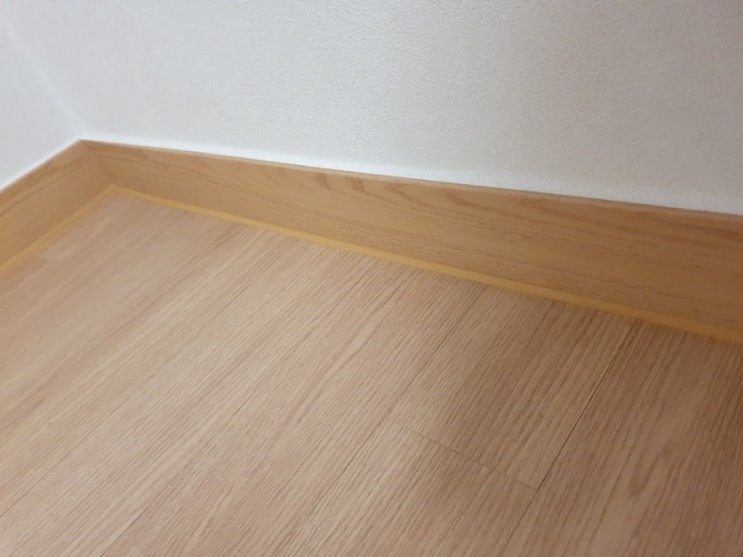  부산 남구 대연동 대연자이 마루 테두리 금색 실리콘 제거 후 재시공