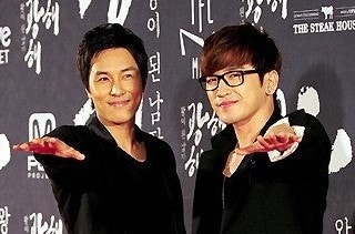 김동완, 이민우 결혼식 참석 솔로 포착…SNS 구설 딛고 28년 의리 빛났다