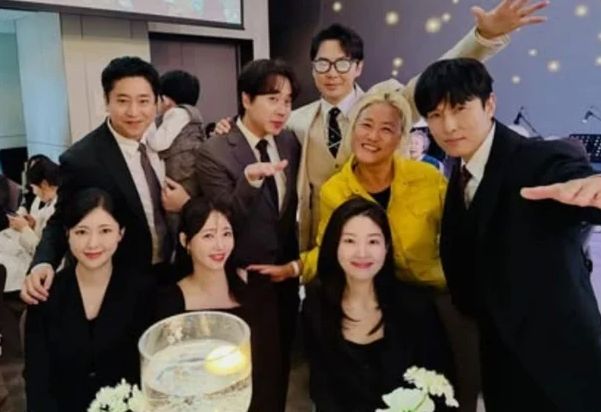 이민우 결혼식 신화 멤버 총출동! 에릭♥나혜미 아들 동반 참석 자상한 아빠 포스
