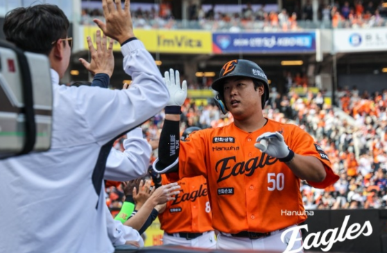 <b>끝내기 안타</b>는 예고편이었다…강백호, <b>한화</b> 첫 홈런에 5타점 폭발