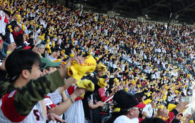 ‘또 전구장 매진! 1300만 관중 폭발한 KBO 실황