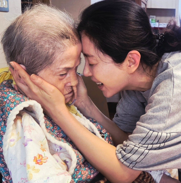 [최근 이슈] 배우 송윤아 프로필 및 어머니 근황, 남편 설경구와의 결혼 스토리 총정리