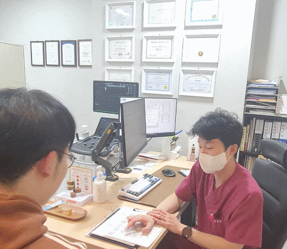  오른쪽 어깨 앞쪽 통증, 쉬어도 낫지 않는 이유가 있습니다.