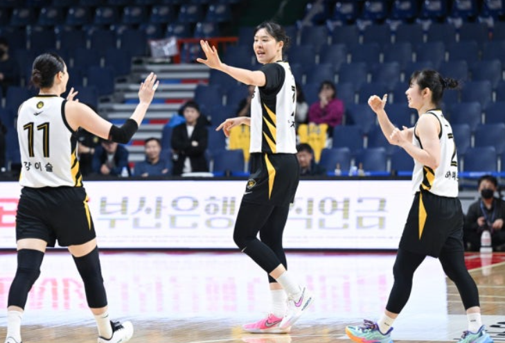   박지수 효과 톡톡! KB스타즈, 하나은행 제치고 정규리그 우승 축포