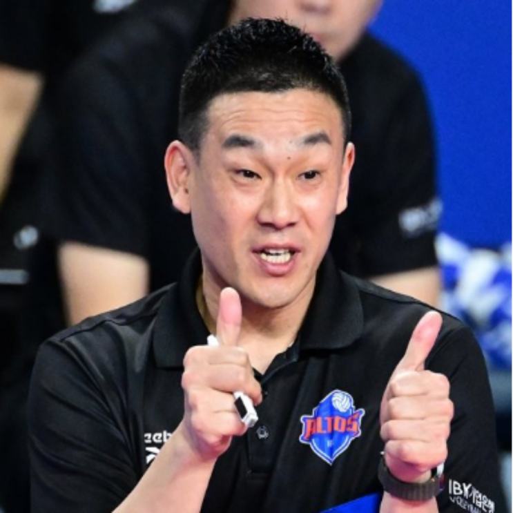 여오현 IBK기업은행 감독대행의 정식감독 승격은 없을 것 같다!! 팀은 외국인감독을 염두해 두고 선임작업을 진행하는 모습!! 파이팅 넘치는 모습은 인상적이었는데..