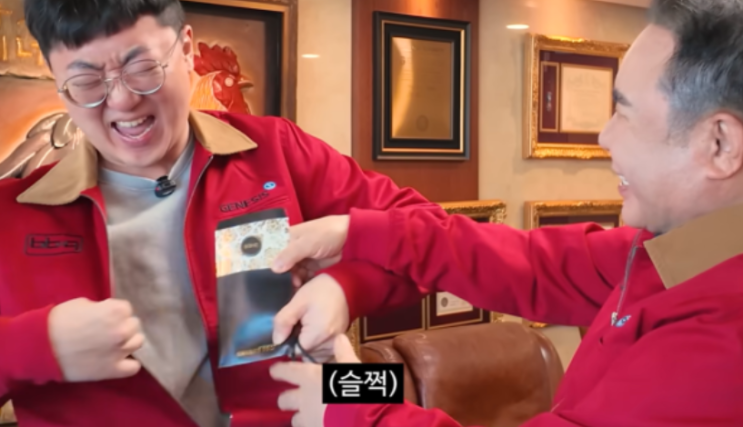   BBQ 회장님과 충주맨의 화끈한 만남? 생닭 시식부터 치킨 1000마리 기부까지
