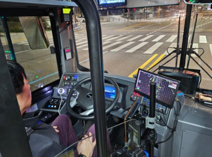   "운전대에서 손 뗐네?" 서울 강남까지 달리는 자율주행 새벽버스 A741번 첫 실물 후기