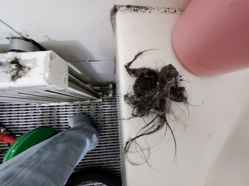 욕조 배관 머리카락으로 막혔을 때 직접 뚫기 어려운 이유