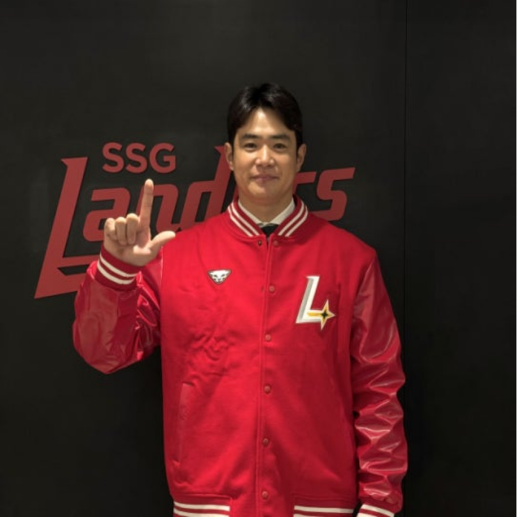 셀프방출 이후 SSG로 도망간 김재환!! 이적 후 첫 홈런은 문학런!! 이래서 탈잠실이었나?? 물론 올시즌 홈런은 많아질 듯!! 두산팬들은 달갑지 않다!!