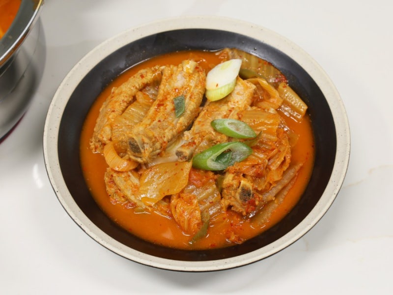 등갈비 김치찜 국물 자작하게~