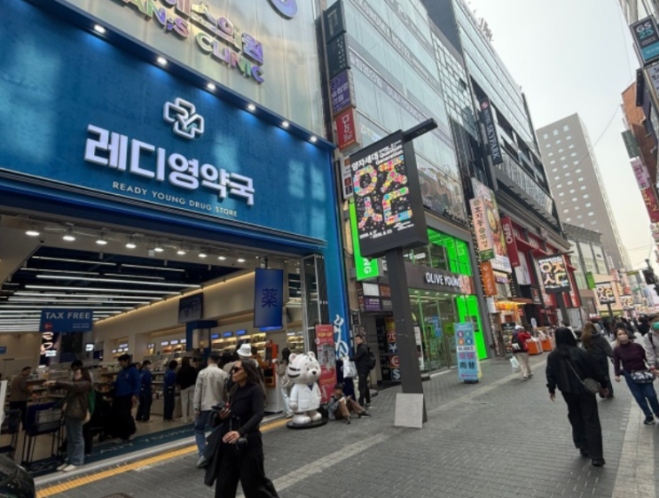   "이게 약국이야, 편집숍이야?" 외국인들 줄 서는 'K-약국' 변신 현장