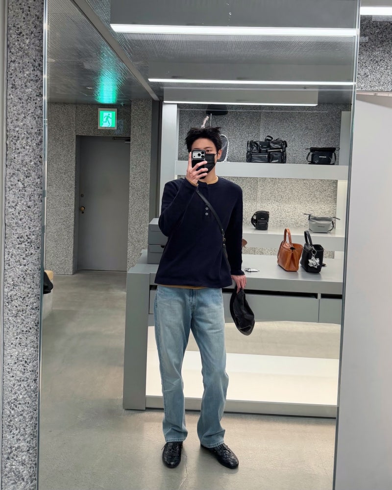 주우재 패션 완벽 가이드 네이비 헨리넥과 데님 매치