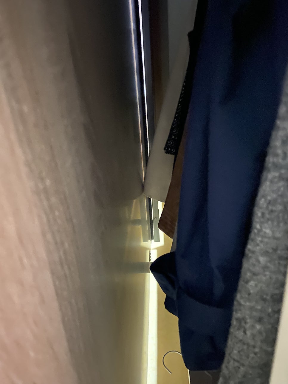 [종로구 집수리] 꽉 끼어서 움직이지 않는 슬라이딩 붙박이장, 홍프로가 새것처럼 고쳐드렸습니다!