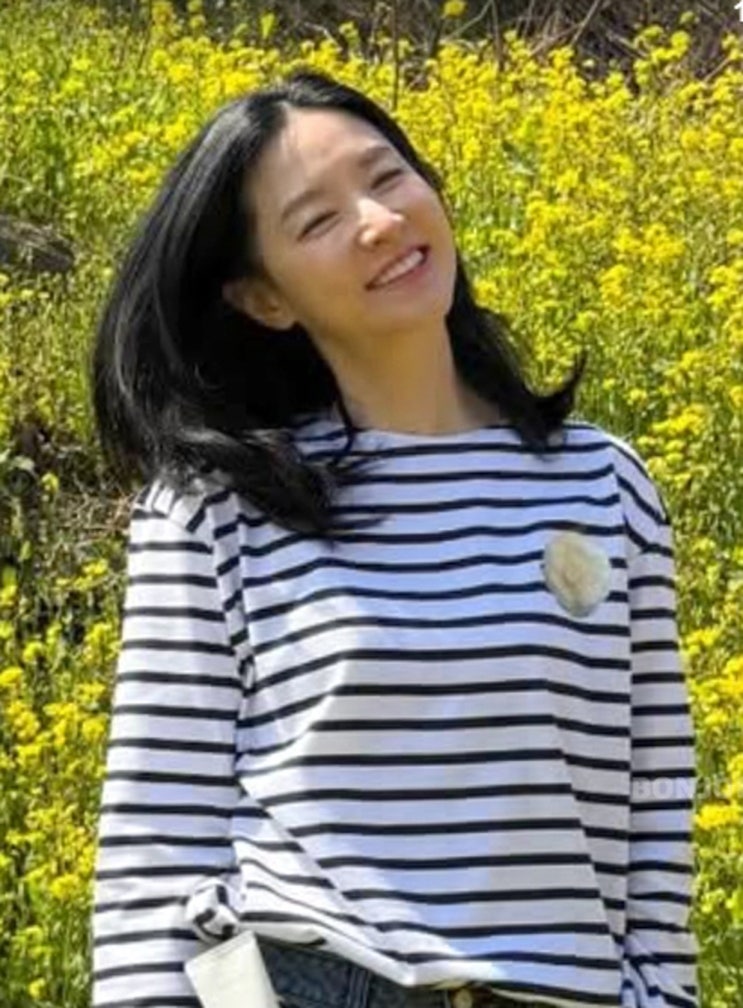 이영애 제주도 사복 패션 유채꽃 코디, 소녀미 살리는 꾸안꾸 비결